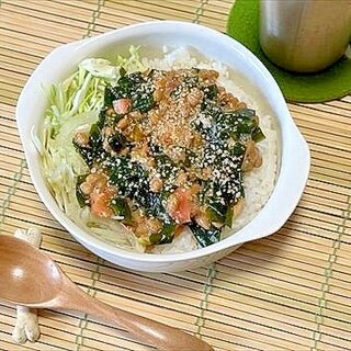 納豆ご飯じゃないよライスサラダだよわかめとトマトの